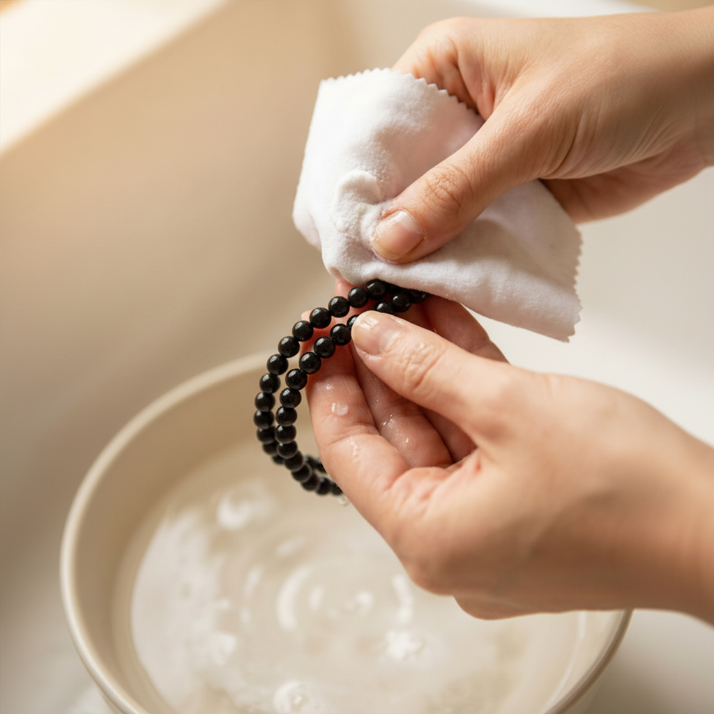 Entretien des pierres naturelles : purifier, recharger et préserver vos bijoux